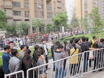 为“抢”车位，业主通宵排队 